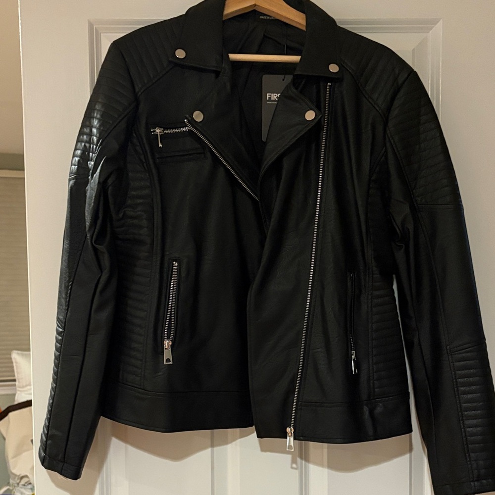 Chic Black Leather Jacket with Zipper Accents